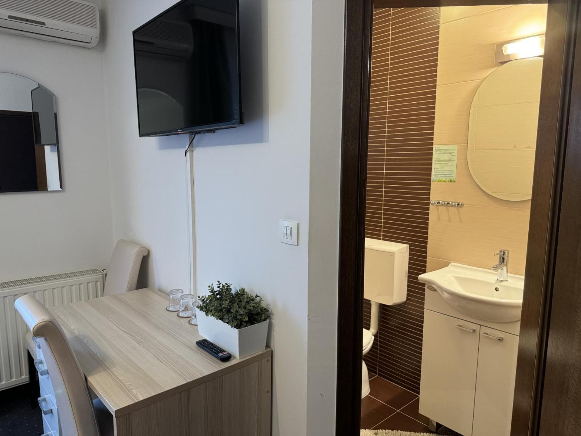 Pansion Komfor Fitea Eszék Kültér fotó